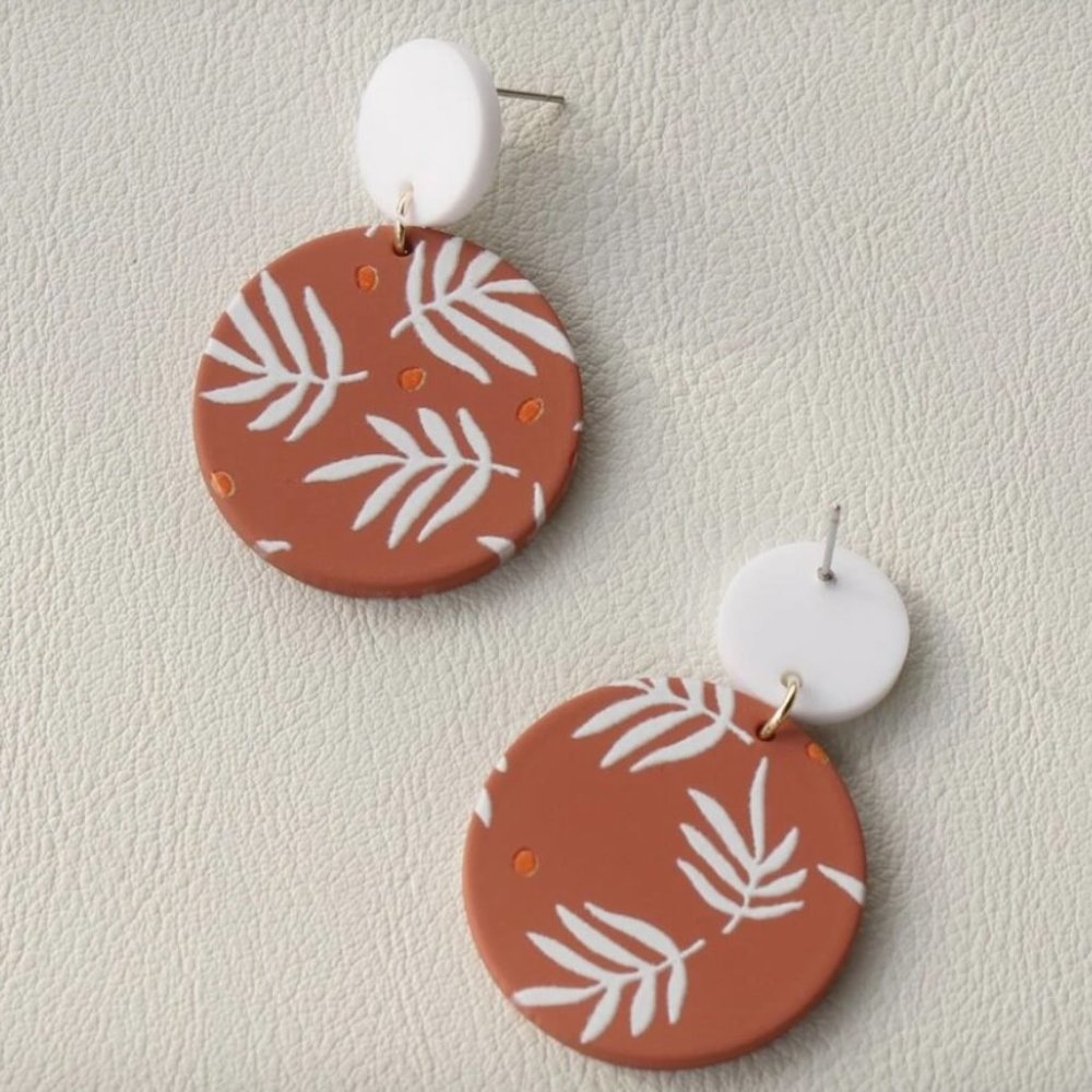 ❌SOLD OUT❌ ACRYLIC LEAF PATTERN ROUND DROP EARRINGS - Picture 3 of 3